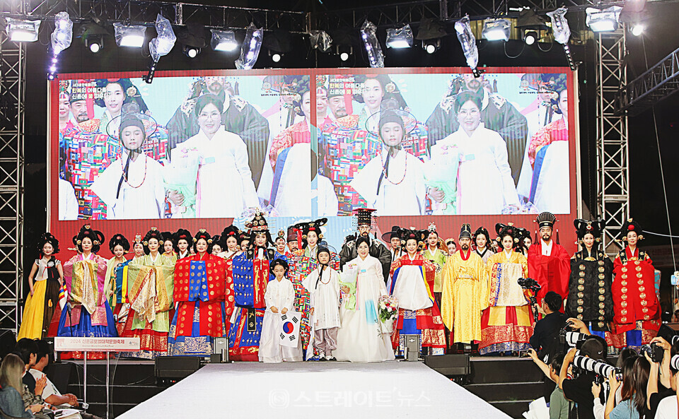 2024 신촌 글로벌 대학문화축제 강종순 한복패션쇼를 마치고 강종순 디자이너와 한빛단 모델들 단체 기념사진. 양용은 기자 taeji1368@naver.com