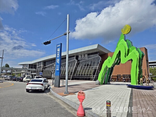 우미건설이 강원도 원주역 역세권 AC4블록에서 분양 중인 '원주역 우미린 더 스카이'는 지상 42층에 전용 84㎡형이 900가구 규모로 채당 평균 4억5100만원이다. 우측 AC5블록에는 예성디앤피가 총 944가구 규모의 주상복합 아파트를 분양할 예정이다.(사진 : 김태현 선임기자)