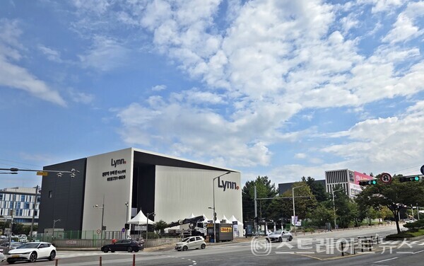 우미건설이 강원도 원주역 역세권 AC4블록에서 분양 중인 '원주역 우미린 더 스카이' 건설 현장. 지상 42층에 전용 84㎡형이 900가구 규모로 채당 평균 4억5100만원이다. 우측 모델하우스는 선착순 분양 중인 단구동에 '원주 모아엘가 그랑데' 모델하우스. (사진 : 김태현 선임기자)