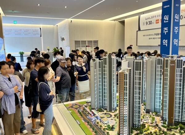 우미건설이 강원도 원주역 역세권 AC4블록에서 분양 중인 '원주역 우미린 더 스카이'의 모델하우스 내 방문객 (우미건설 제공)