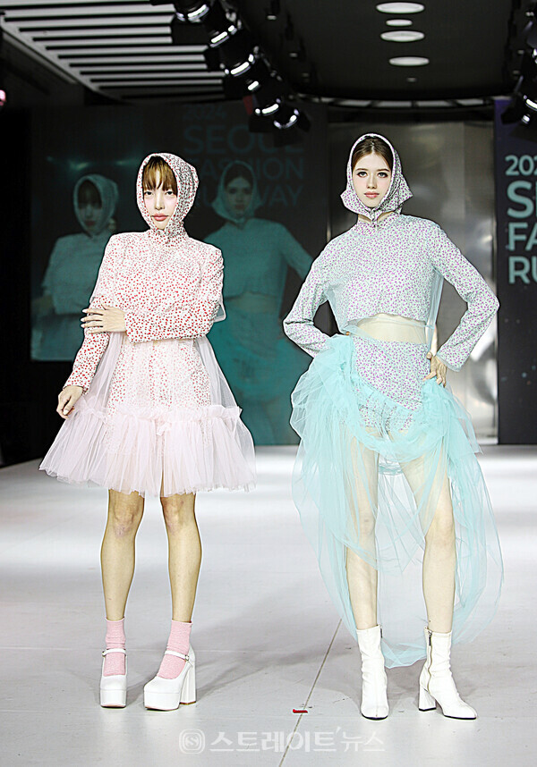 모델 김라체리(왼쪽), 아나스타샤. 양용은 기자 taeji1368@naver.com