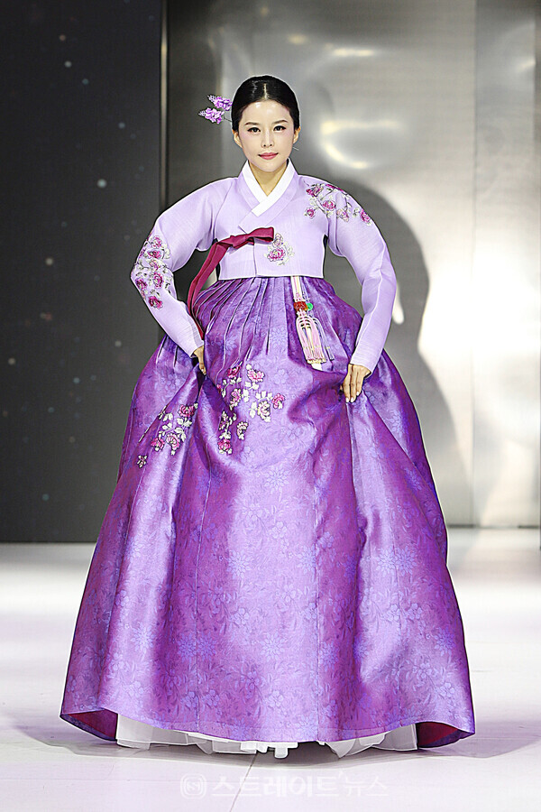 성시내 한복패션쇼 모델 런웨이. 양용은 기자 taeji1368@naver.com