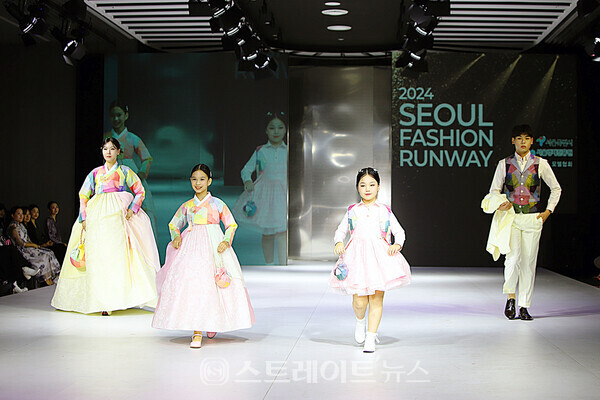 성시내 한복패션쇼 모델들 런웨이. 양용은 기자 taeji1368@naver.com