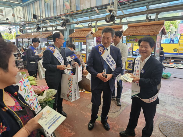 전대욱 한수원 경영부사장과 직원들이 시장 이용객을 대상으로 캠페인을 펼치고 있다.