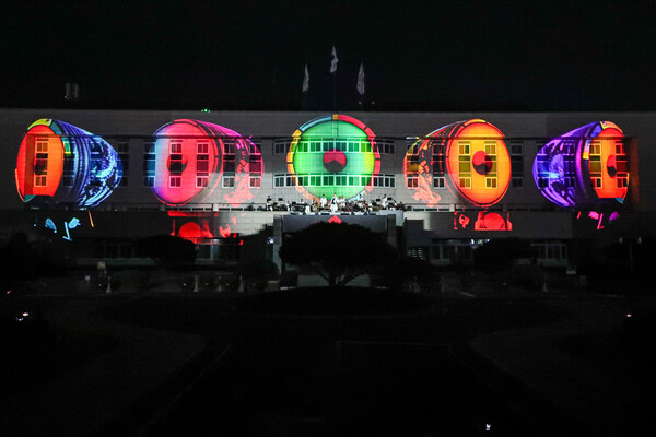 지난 2일 광양시청에서 '빛으로부터 8637'의 개막식이 진행되고 있다. (사진=광양시)