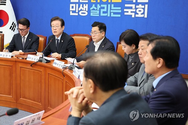 더불어민주당 이재명(왼쪽 두번째) 대표가 4일 오후 서울 여의도 국회에서 열린 최고위원회의에서 발언하고 있다. 연합뉴스