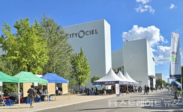 HDC현대산업개발과 포스코이엔씨, 현대건설이 인천 미추홀구 용현·학익지구 공동 5블록에 분양 중인 '시티오씨엘 6단지'가 합리적 분양가를 내세워 직전 분양한 3개 단지에 이어 완판을 위한 시동을 걸었다. (사진 : 스트레이트뉴스 김태현 선임기자)