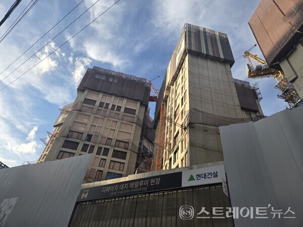 당첨 시 '10억 돈방석'과 같은 서울 강남구 대치동 '디에이치 대치 에델루이'(사진-후분양 건설현장)의 특별공급 경쟁률이 세 자릿수를 기록할 전망이다. (사진 : 김태현 선임기자)