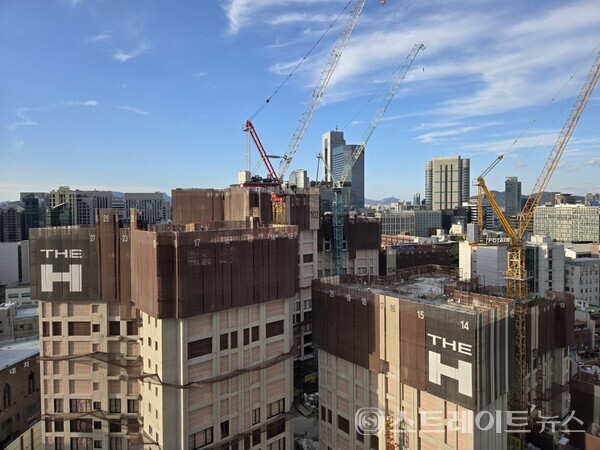 당첨 시 '10억 돈방석'과 같은 서울 강남구 대치동 '디에이치 대치 에델루이'(사진-후분양 건설현장)의 특별공급 경쟁률이 세 자릿수를 기록할 전망이다. 현장 뒤편에 코엑스가 있는 삼성동 무역센터가 보인다. (사진 : 김태현 선임기자)