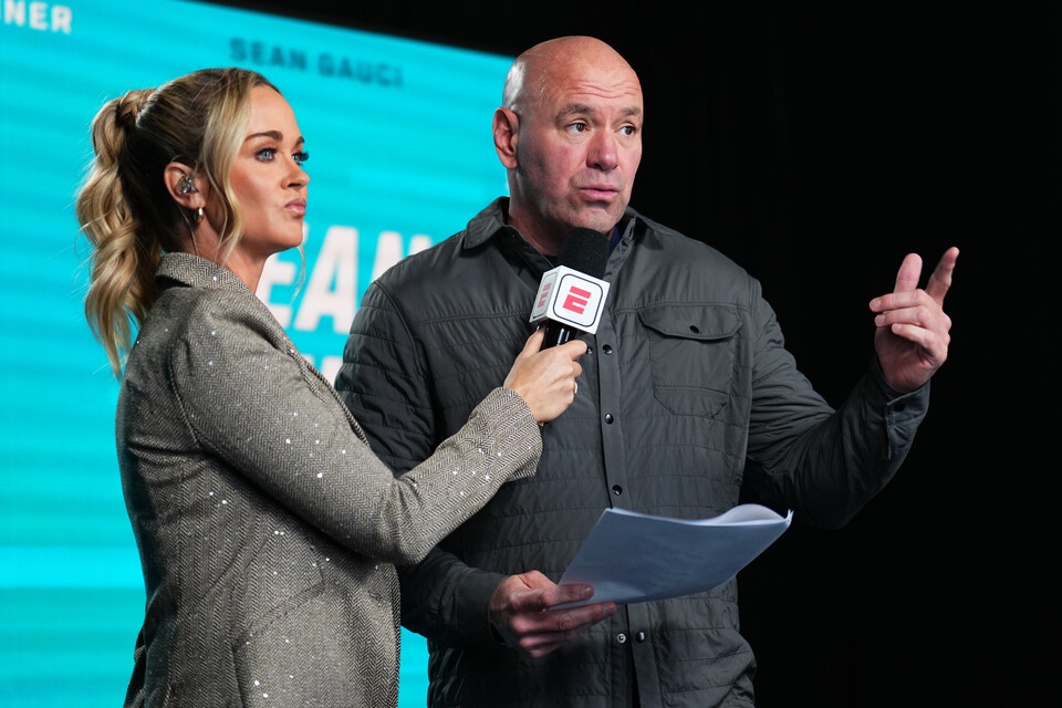 DWCS 데이나 화이트(오른쪽) 계약 발표. UFC 제공