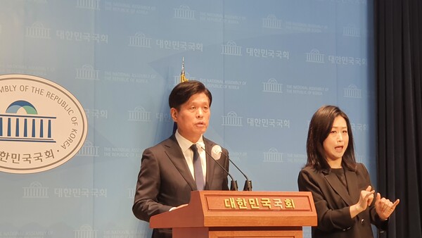 더불어민주당 조승래 수석대변인이 10일 오전 국회소통관에서 브리핑을 하고 있다. ⓒ스트레이트뉴스 (이제항 선임기자)