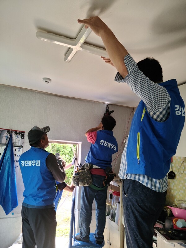 강진봉우리회에서 퇴원자 가정을 방문해 봉사활동을 실시하고 있다. (사진=강진군)