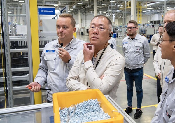 지난달 19일(현지시간) 체코 오스트라바시 인근에 있는 현대차 체코공장(HMMC)을 방문해 생산 시설을 둘러보는 정의선 현대자동차그룹 회장. 현대차그룹 제공.