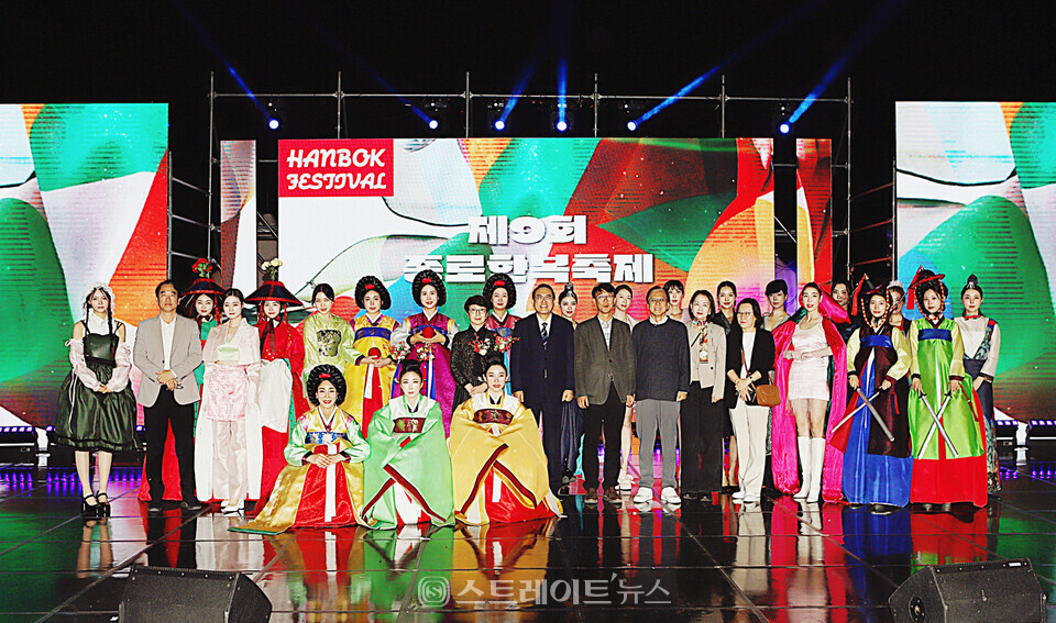 한빛단 ‘종로한복축제’ 한복패션쇼를 마치고 단체 기념촬영. 양용은 기자 taeji1368@naver.com