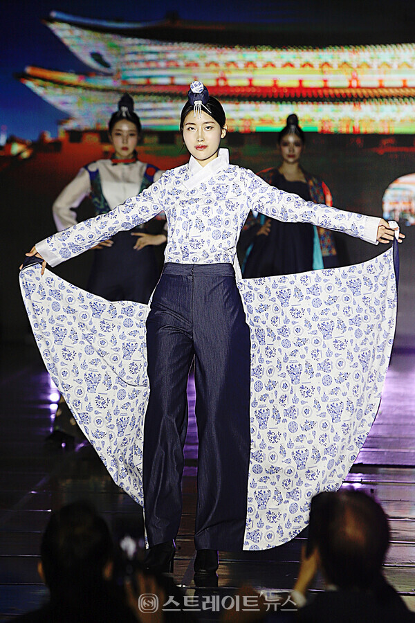 한빛단 송현아 패션한복 런웨이. 양용은 기자 taeji1368@naver.com