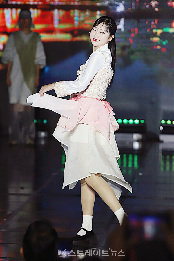 한빛단 김보람 패션한복 런웨이. 양용은 기자 taeji1368@naver.com