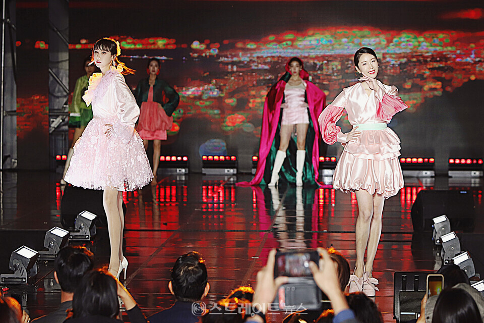 ​한빛단 임명숙(왼쪽), 김희진 패션한복 런웨이. 양용은 기자 taeji1368@naver.com