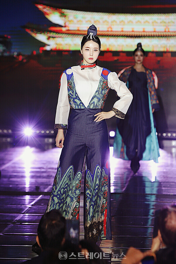 한빛단 조혜인 패션한복 런웨이. 양용은 기자 taeji1368@naver.com