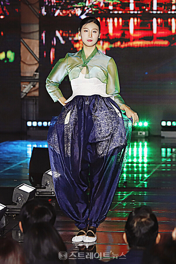 한빛단 장은영 패션한복 런웨이. 양용은 기자 taeji1368@naver.com