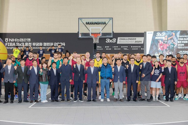 12일 홍천종합운동장 개막식에 함께한 박병규 수석부행장 등 관계자들과 각국 선수들. NH농협은행 제공.