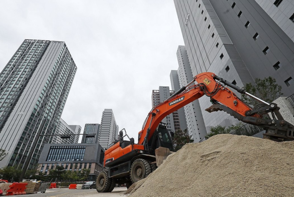 11월 말 입주를 앞두고 막바지 공사 중인 서울 강동구 둔촌동 올림픽파크포레온 아파트. 연합뉴스 제공.