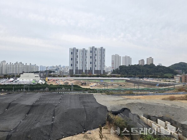 삼성물산이 미분양의 늪 인천에서 선보인 '래미안 송도역 센트리폴'이 계약금 5%에 신청금 1,000만 원을 내거는 등 전국 브랜드 선호도 최상위의 자존심을 일시 내려 놓았으나, 고분양가에 과도하게 사업비를 챙겨가도록 지자체가 눈감아 주었다는 특혜 의혹도 나와 귀추가 주목된다. (사진 김태현 선임기자)