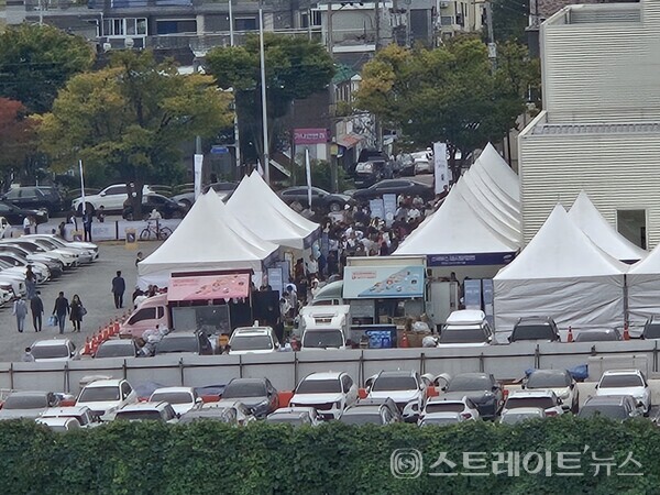 ​삼성물산이 미분양의 늪 인천서 분양 중인 '래미안 송도역 센트리폴'이 흥행몰이를 위해 브랜드 선호도 1위의 자존심을 벗고 계약 신청금 1,000만 원과 스타벅스 및 래미안굿즈 증여 등 여타 현장에서 사용하지 않았던 소소한 판촉활동을 전개해 주목을 끌었다. 사진은 모델하우스에 진을 치고 있는 MGM. (사진 : 김태현 선임기자)​