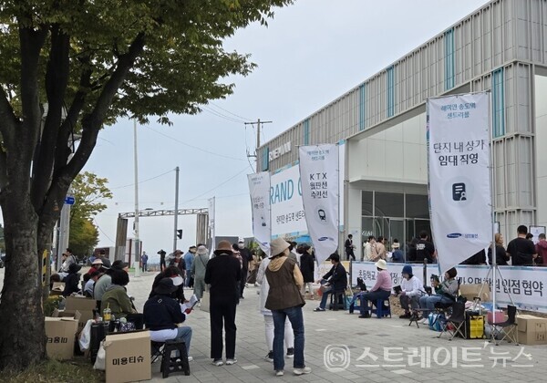 삼성물산이 미분양의 늪 인천서 분양 중인 '래미안 송도역 센트리폴'의 흥행몰이를 위해 브랜드 선호도 1위의 자존심을 접고 계약 신청금 1,000만 원 및 스타벅스와 래미안궂즈 증여 등 다른 래미안에서 사용하지 않았던 판촉활동을 전개해 주목을 끌었다. 사진은 모델하우스에 진을 치고 있는 MGM. (사진 : 김태현 선임기자)