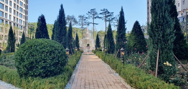 단지 내에서 산책길과 함께 유럽풍 대형 분수를 만나볼 수 있도록 조성됐다.