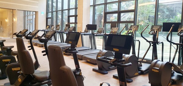 피트니스센터에 마련돼 있는 테크노짐 운동기구들.