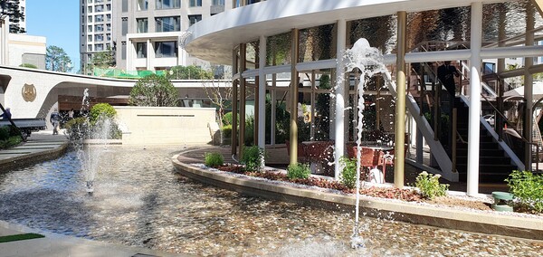 '왕길역 로열파크씨티 푸르지오'에도 입주민 쉼터인 티하우스와 수경시설이 준비됐다.