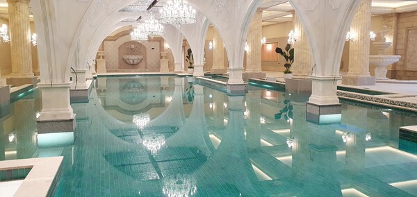 유럽풍으로 디자인된 화려한 실내수영장. 유아용 '키즈풀' 공간도 따로 있다.