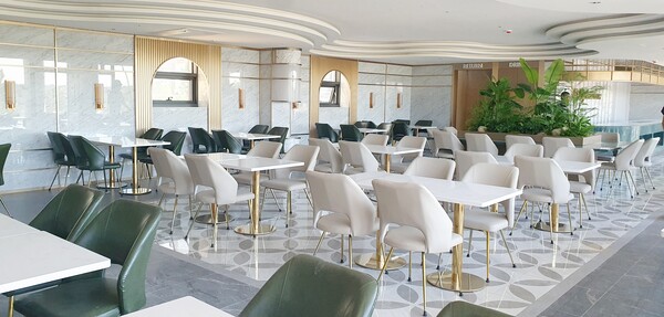 3식 서비스가 제공되는 트리니티 레스토랑도 깔끔한 디자인을 엿볼 수 있다.