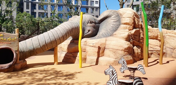 왕길역 로열파크씨티 푸르지오 역시 삼성물산과 협업해 에버랜드에서 볼 수 있는 동물 테마파크 형식의 놀이터들이 곳곳에 설치됐다.