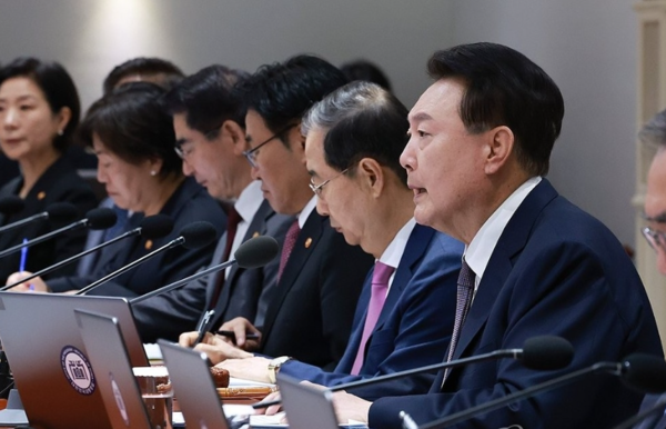 15일 용산 대통령실에서 주재한 국무회의에서 발언하는 윤석열 대통령. 연합뉴스 제공.