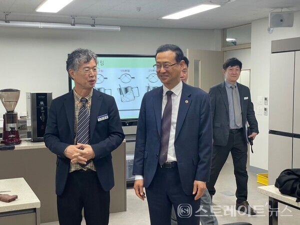 15일 대전시의회 민경배 예산결산위원장이 직업계고를 찾아 현장을 점검하고 있다. 대전시의회 제공.