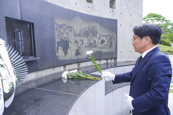 강기정 광주시장이 지난 8월 부산 찾아 참배하고 있다. (사진=광주광역시)