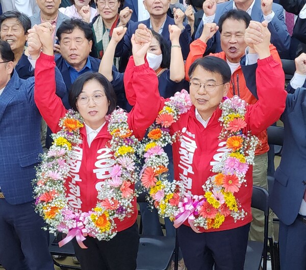 16일 오후 부산 금정구청장 보궐선거 당선이 확실시 되자 윤일현 국민의힘 후보가 본인의 선거사무실에서 환호하고 있다.