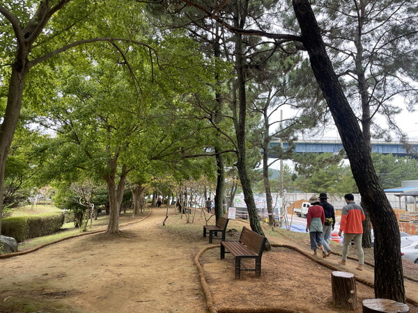 경남 통영시는 미수해양공원에 맨발걷기 길 조성사업을 완료했다.    통영시 제공