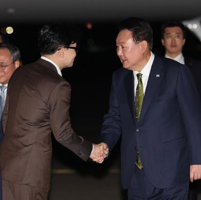 윤석열 대통령과 국민의힘 한동훈 대표가 21일 만나 국정 현안을 논의하기로 했다. 윤 대통령이 지난 11일 성남 서울공항에서 필리핀, 싱가포르 국빈 방문 및 라오스 아세안 +3 회의를 마치고 귀국하며 한 대표와 인사하고 있다. 연합뉴스 