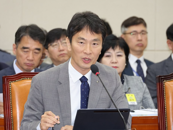   지난 17일 국정감사장에서 질의에 답하는 이복현 금융감독원장.  연합뉴스 제공.