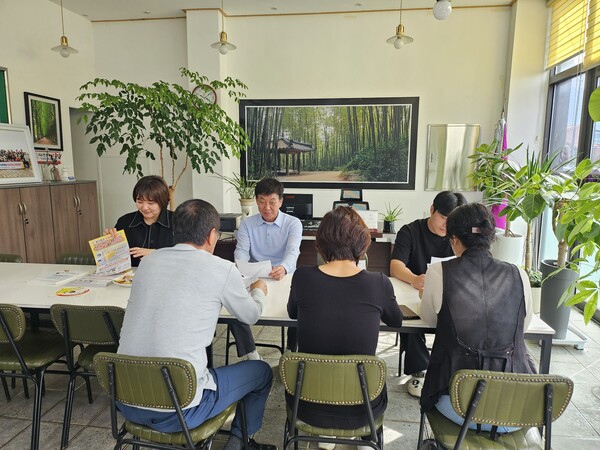 담양군이 남도음식거리 활성화 방안을 논의하는 간담회를 개최하고 있다. (사진=담양군)