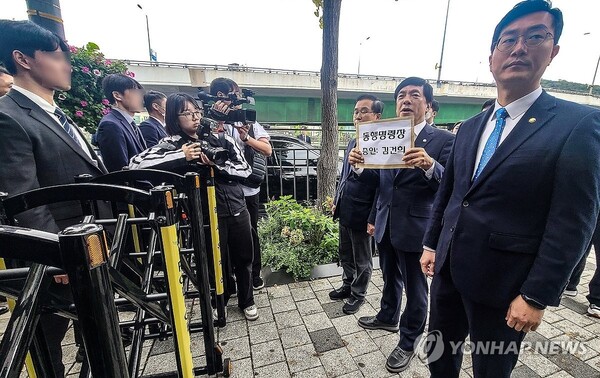 이성윤, 이건태, 장경태 의원 등 국회 법사위 소속 더불어민주당 의원들이 21일 서울 용산구 대통령 관저 인근에서 김건희 여사에 대한 국회 법제사법위원회의 동행명령장을 전달하기 위해 이동하던 중 경찰에 가로막혀 있다. 연합뉴스