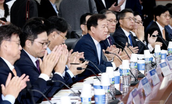 16일 서울 여의도 금융투자협회 사옥에서 열린 디딤펀드 출범식. 서유석 회장과 참석자들. 금융투자협회 제공.