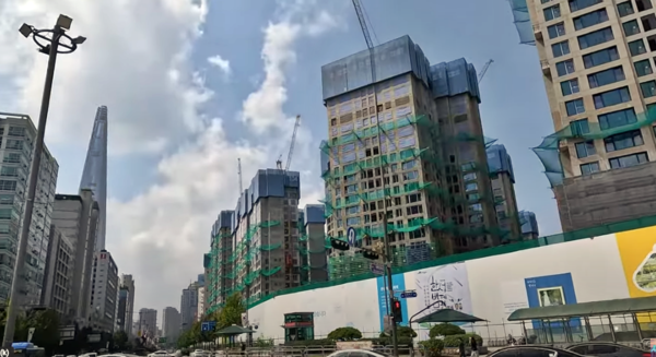 ​송파구 잠실진주 재건축아파트에서 일반분양 중인 '잠실 래미안 아이파크' 건설현장. 단지는 청약홈 특별공급에서 서울 무주택자가 4만명 가까이 청약, 평균 140 대 1로 흥행몰이했다. 