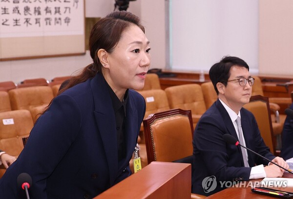 김건희 여사의 '공천개입 의혹'을 제기한 강혜경 씨가 21일 국회에서 열린 법제사법위원회의 대검찰청 대상 국정감사에 증인으로 출석, 의원들을 향해 인사하고 있다. 연합뉴스