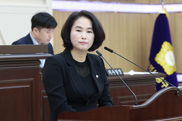 21일 김영희 동구의원이 제282회 임시회 제2차 본회의 구정질문을 하고 있다. 대전동구의회 제공.