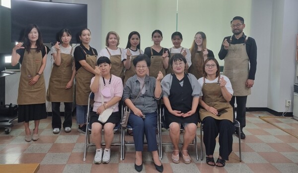 24일 박옥진 국제로타리다문화가족사랑회 회장은 결혼이주여성들과  취⸱창업  바리스타 프로젝트 교육 후 기념 촬영을 하고 있다. 다문화가족사랑회 제공.