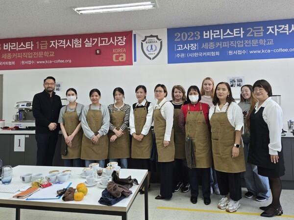 24일 결혼이주여성들이 취⸱창업  바리스타 프로젝트 교육 후 기념 촬영을 하고 있다. 다문화가족사랑회 제공.