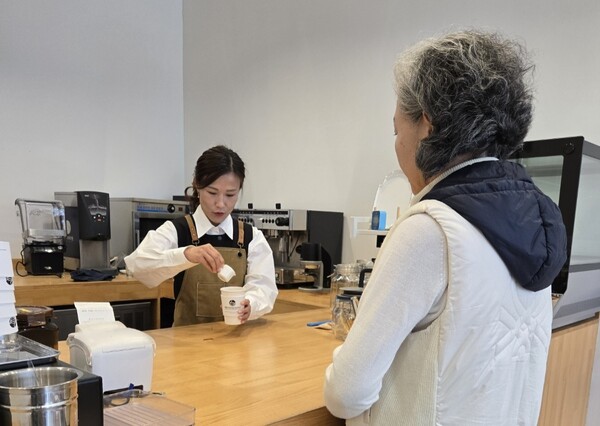 24일 결혼이주여성이 취⸱창업  바리스타 프로젝트 교육을 받고 있다. 다문화가족사랑회 제공.